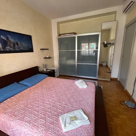 4 Bed In 7 Min Duomo Up To 6 Peop Apartment Milan